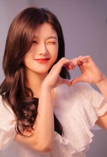 Melepaskan orang yang dicintai memang sungguh menyakitkan namun tak semua yang dicintai harus dimiliki.